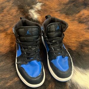 (Used) Boys Nike Jordans Mid, size US 1, boys, black and blue